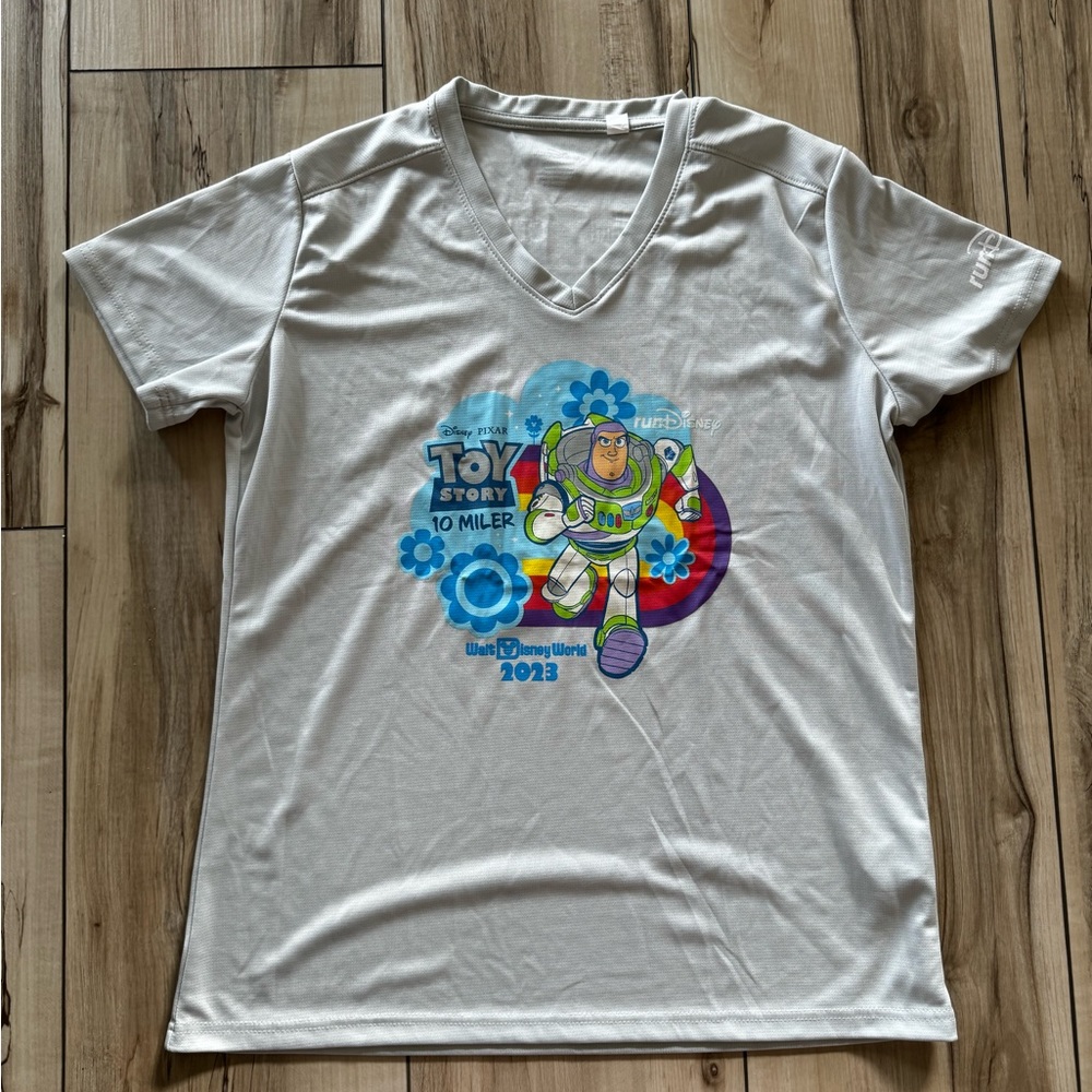 2023 runDisney Springtime Surprise 10 miler race shirt. Womens Large.